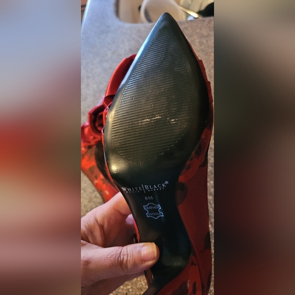 $160 Women's White House Black Market Red Floral Rose Adorned Heels Size 8M EUC! - Picture 6 of 10